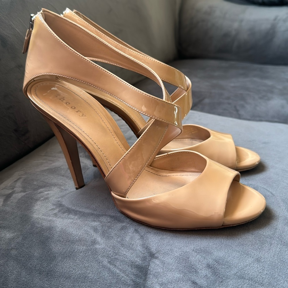 THEORY 40 US 10 Heels Nude Beige Patent Leather Strappy Peep Toe Criss Cross Zip